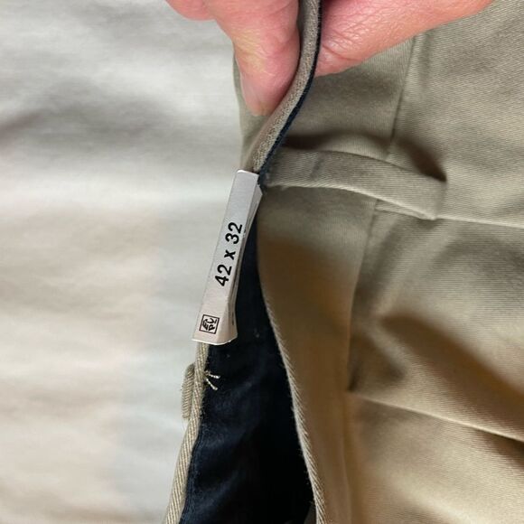 NWT Dockers Beige Classic Fit Khaki Pants size W42x L32 - Picture 10 of 10